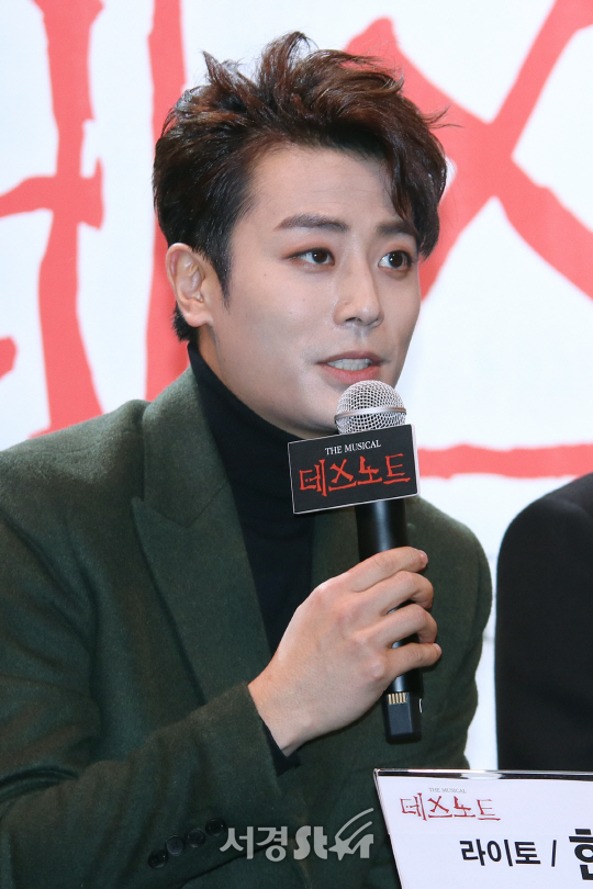 배우 한지상이 19일 열린 뮤지컬 ‘데스노트’ 제작발표회에서 인사말을 하고 있다.