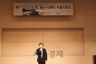 김성민 건국대 통일인문학연구단 단장이 17일 일본리츠메이칸 대학에서 열린 ‘2016 통일인문학 세계포럼’에서 개회사를 하고 있다./사진제공=건국대