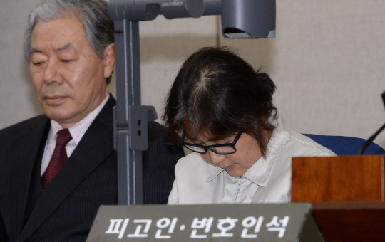 19일 오후 국정농단 관련 첫 재판이 열린 서울중앙지법 대법정에 최순실씨가 이경재 변호사와 함께 참석했다. /사진공동취재단