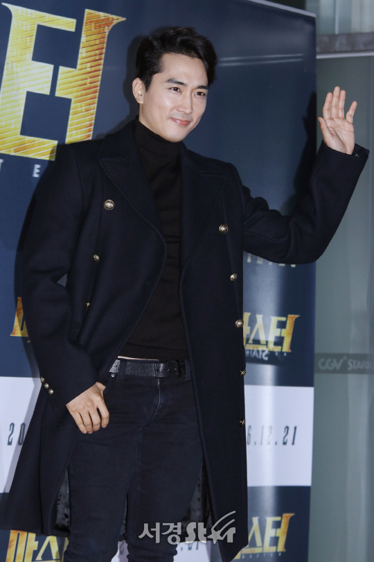배우 송승헌이 영화 ‘마스터’ VIP 시사회에 참석해 포즈를 취하고 있다.