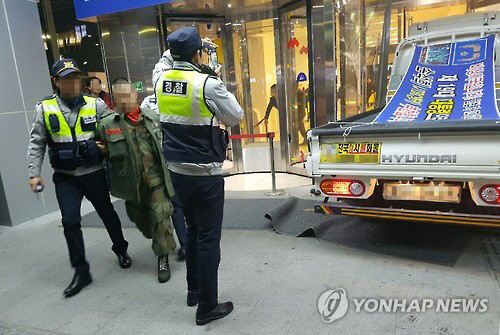 JTBC 사옥에 해병대 복장 남성 트럭 돌진…‘10여 차례 전진과 후진 반복’