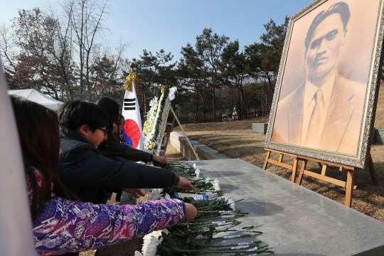 19일 오전 서울 용산구 효창공원에서 열린 매헌 윤봉길 의사 순국 84주기 추모식에 참석한 어린이들이 윤 의사의 묘에 꽃을 내려놓고 있다. 1932년 12월 19일 순국한 윤 의사의 유해는 김구 선생의 요청으로 봉환돼 1946년 효창공원 내 묘역에 국민장으로 안장됐다. /연합뉴스