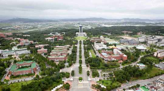 경북 경산시 진량읍에 위치한 대구사이버대학교 및 ‘형제학교’인 대구대학교 전경.