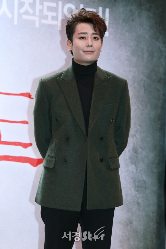 배우 한지상이 19일 열린 뮤지컬 ‘데스노트’ 제작발표회에서 포토타임을 갖고 있다./사진=오훈 기자