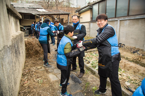 아주저축은행 임직원들이 지난 17일 충북 청주시 상당구 일대에서 어려운 이웃들에게 연탄을 직접 배달하는 ‘2016년 사랑의 연탄나눔’ 봉사활동을 실시하고 있다./사진제공=아주저축은행