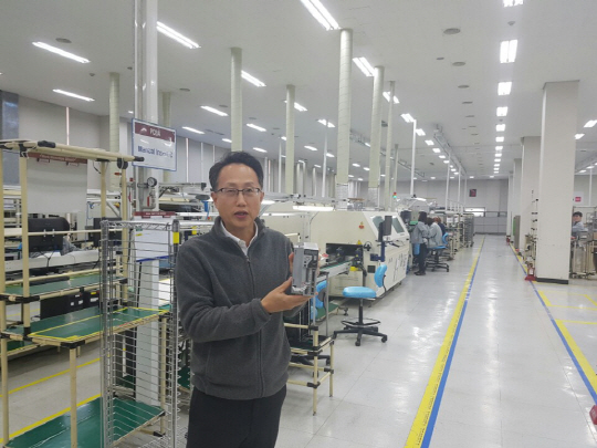 강덕현 알에스오토메이션 대표가 19일 경기도 평택에 있는 회사 생산라인에서 산업용 로봇 제어 시스템에 대해 설명하고 있다. /한동훈기자