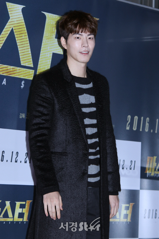 배우 홍종현이 영화 ‘마스터’ VIP 시사회에 참석해 포즈를 취하고 있다.