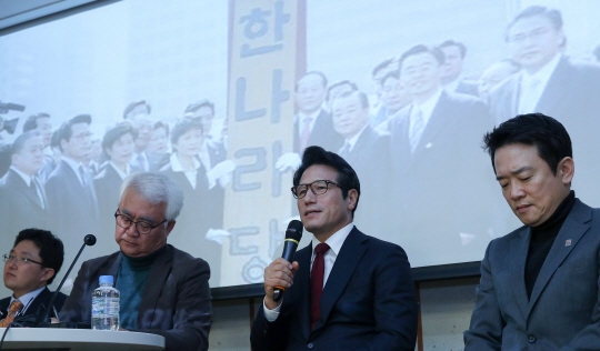 새누리당 정병국 의원이 19일 오전 서울 여의도 국회 의원회관에서 열린 전·현직 새누리당 탈당의원 모임 주최 ‘참회토론회’에서 발언을 하고 있다.       왼쪽부터 무소속 김용태 의원, 사회 국민대 목진휴 교수, 정병국 의원, 남경필 경기도지사. /연합뉴스