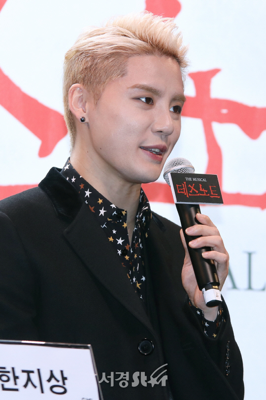 배우 김준수가 19일 열린 뮤지컬 ‘데스노트’ 제작발표회에서 인사말을 하고 있다.