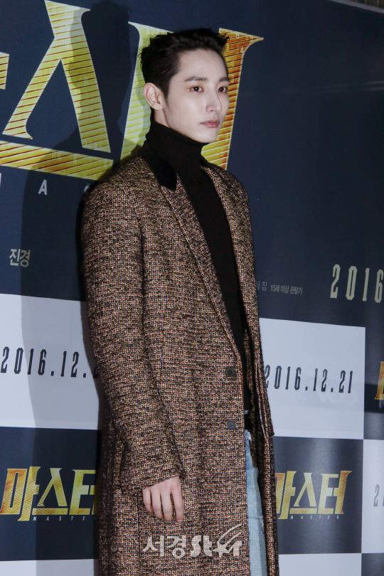 배우 이수혁이 영화 ‘마스터’ VIP 시사회에 참석해 포즈를 취하고 있다.