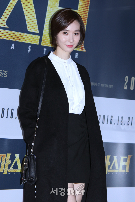 배우 한수연이 영화 ‘마스터’ VIP 시사회에 참석해 포즈를 취하고 있다.