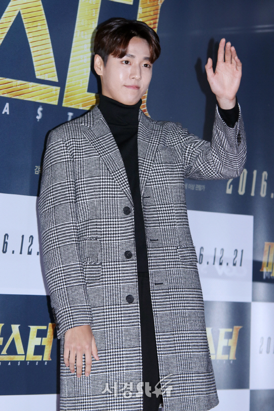 배우 이현우가 영화 ‘마스터’ VIP 시사회에 참석해 포즈를 취하고 있다.