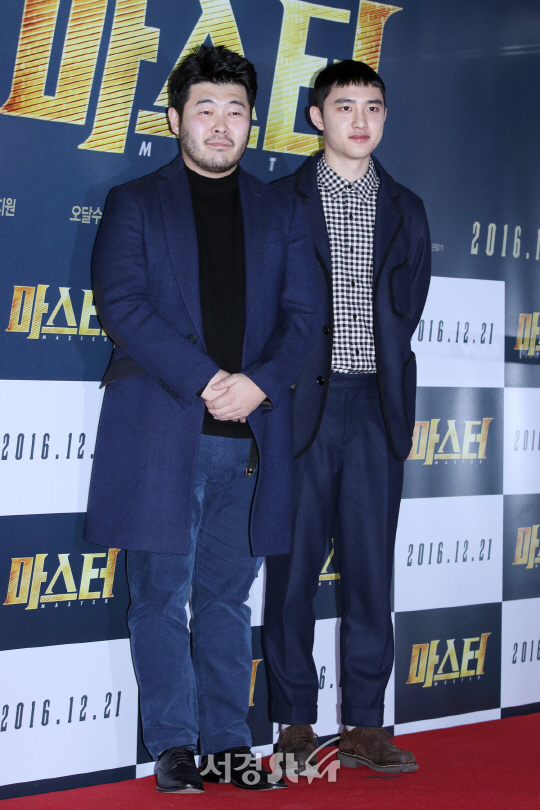 배우 도경수와 김기방이 영화 ‘마스터’ VIP 시사회에 참석해 포즈를 취하고 있다.