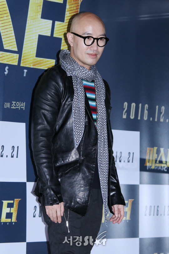 방송인 홍석천이 영화 ‘마스터’ VIP 시사회에 참석해 포즈를 취하고 있다.
