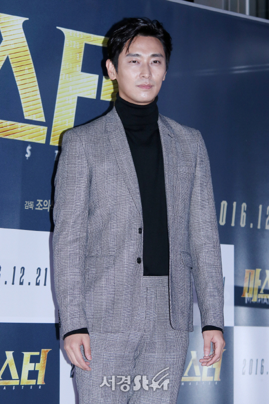 배우 주지훈이 영화 ‘마스터’ VIP 시사회에 참석해 포즈를 취하고 있다.