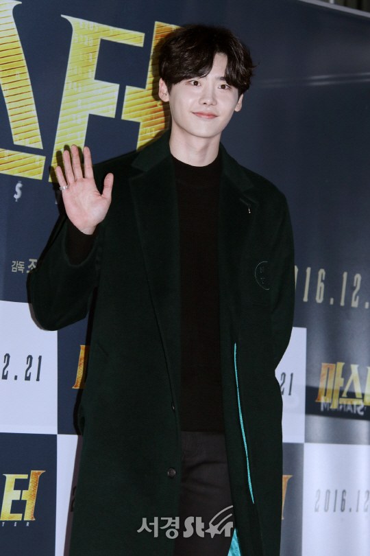 배우 이종석이 영화 ‘마스터’ VIP 시사회에 참석해 포즈를 취하고 있다.