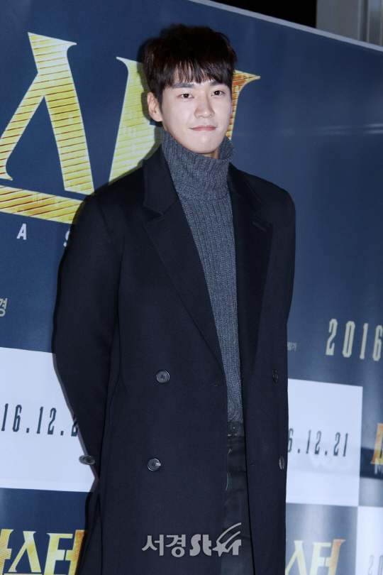 배우 김영광이 영화 ‘마스터’ VIP 시사회에 참석해 포즈를 취하고 있다.