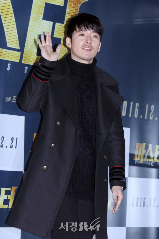 배우 장혁이 영화 ‘마스터’ VIP 시사회에 참석해 포즈를 취하고 있다.