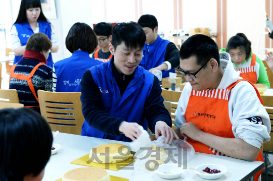 종로 장애인복지관에서 현대모비스 임직원들이 이용자들과 크리스마스 케이크를 만들며 뜻 깊은 시간을 보내고 있다. /사진제공=현대모비스