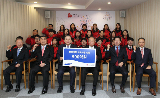 삼성은 20일 연말 이웃사랑 성금 500억원을 사회복지공동모금회에 기탁했다. 이수빈(오른쪽 세번째) 삼성생명 회장이 허동수(〃 네번째) 사회복지공동모금회장에게 성금을 전달한 후 기념촬영을 하고 있다. /사진제공=삼성