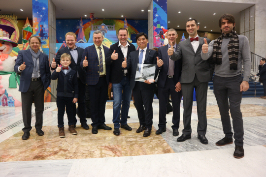 김택현(오른쪽 네번째) 경동나비엔 러시아 법인장이 지난 17일 러시아 모스크바 크렘린궁전에서 열린 ‘러시아 국민브랜드’ 시상식에서 거래처 관계자들과 기념촬영을 하고 있다./사진제공=경동나비엔