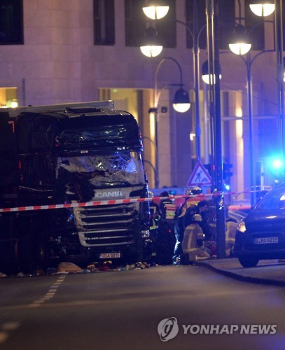 19일(현지시간) 독일 베를린에서 대형 트럭 한 대가 사람들이 밀집한 시장으로 돌진하는 테러가 발생했다./연합뉴스