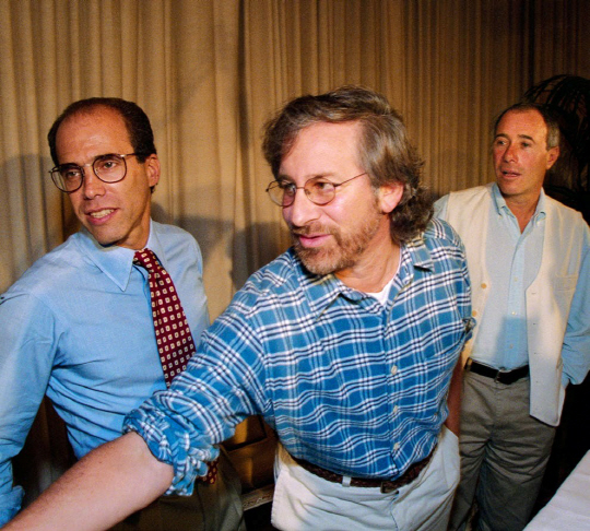과거의 모습<BR>1994년 10월 캐천버그(왼쪽)와 스티븐 스필버그, 데이비드 게펀이 드림웍스 SKG의 설립을 발표하고 있다. 드림웍스 애니메이션은 2004년 캐천버그를 CEO로 하는 독립적인 회사로 분사했다.