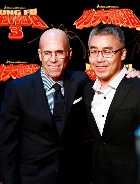 아시아로의 선회<BR>오리엔탈 드림웍스의 첫 작품인 ‘쿵푸 판다 3’의 중국 시사회에서 포즈를 취한 캐천버그와 리.