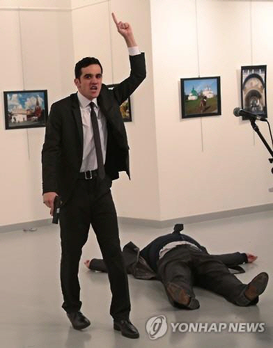 테러범 메블뤼트 알튼타시가 안드레이 카를로프 주 터키 러시아 대사에게 총을 쏜 뒤 “(시리아) 알레포를 잊지마라”고 외치고 있다. 그는 현장에서 사살 됐다. /사진=연합뉴스