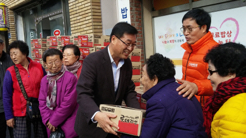 허진욱(가운데) 롯데건설 영남지사장이 지난 20일 부산 매축지마을 주민들에게 롯데라면을 전달하고 있다. 이날 롯데는 부산과 서울 노원구 등에서 라면 1,500박스를 전달했다./사진제공=롯데건설