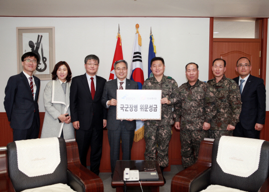 하영구 은행연합회장, 국군장병 위한 성금 전달