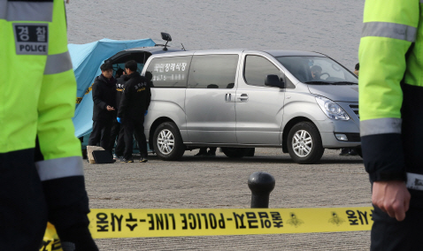 홍대 클럽 인근에서 실종된 여대생 이모씨가 실종 8일째인 21일 오전 한강에서 숨진 채 발견됐다. 서울 망원한강공원 선착장에서 관계자들이 시신을 차량에 옮기고 있다. /연합뉴스