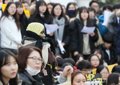 21일 서울 종로구 일본대사관 앞에서 열린 ‘제1,262차 일본군 위안부 문제 해결을 위한 정기 수요시위’에 참석한 학생과 시민들이 자유발언을 듣고 있다. /연합뉴스