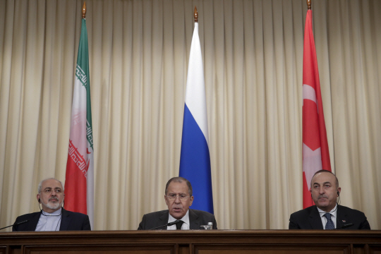 20일(현지시간) 러시아 모스크바에서 모하마드 자바드 자리프(왼쪽) 이란 외무장관과 세르게이 라브로프(가운데) 러시아 외무장관, 메블뤼트 차우쇼을루 터키 외무장관이 3국 외무장관 회담이 끝난 후 기자회견을 진행하고 있다. /모스크바=AFP연합뉴스