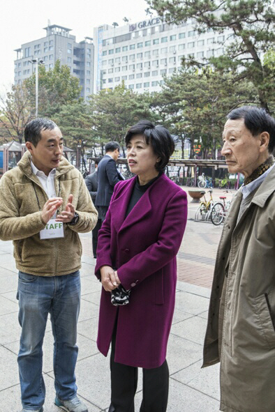 김정빈(왼쪽) 수퍼빈 대표가 과천시민회관 앞에서 신계용(가운데) 과천시장과 김재영 전 행정자치부 차관에게 네프론을 소개하고 있다.   /사진제공=수퍼빈