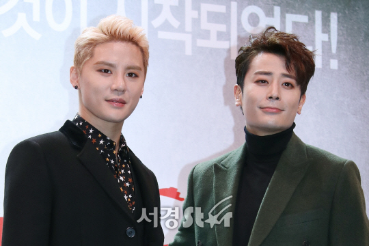 배우 김준수와 한지상이 19일 열린 뮤지컬 ‘데스노트’ 제작발표회에서 포토타임을 갖고 있다.