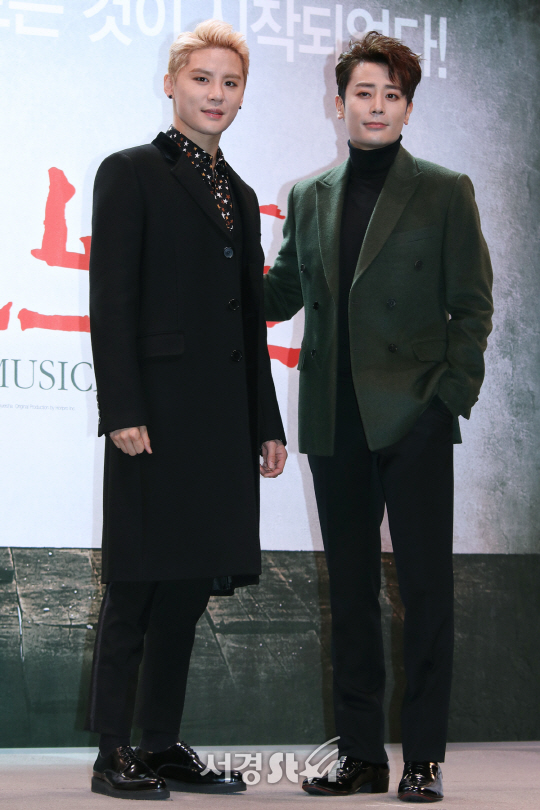 배우 김준수와 한지상이 19일 열린 뮤지컬 ‘데스노트’ 제작발표회에서 포토타임을 갖고 있다.