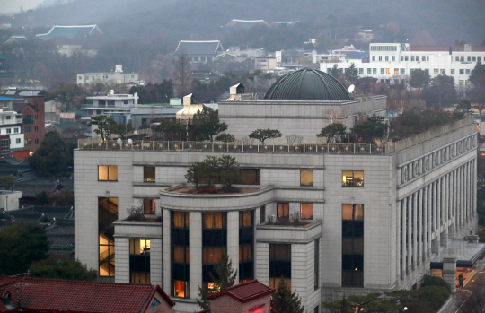 박근혜 대통령의 탄핵심판 사건을 맡은 헌법재판소는 22일 열리는 첫 준비절차 기일을 공개 심리로 진행한다. 국회 소추위원단의 답변서 공개와 헌재의 ‘수사기록 제출 요청’에 대통령 대리인단의 이의신청에 대한 결론도 이날 밝힌다. 사진은 첫 준비절차 기일을 하루 앞둔 21일 오후 서울 헌법재판소와 청와대의 모습. /연합뉴스