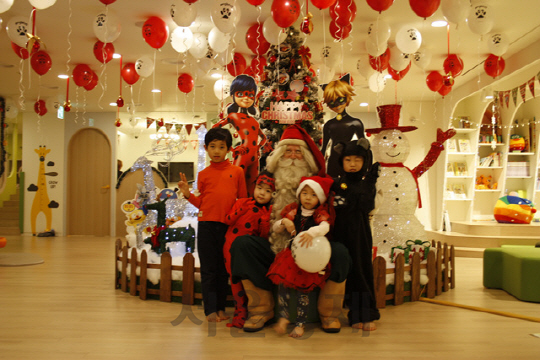 지난 21일 서울 워커힐 호텔에서 열린 ‘해피 크리스마스 for kids, B tv day’에서 어린이들이 크리스마스 트리 앞에서 사진촬영을 하고 있다. /사진제공=SK브로드밴드