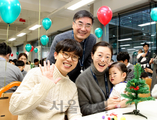 권희원(왼쪽 두번째) LIG넥스원 사장이 21일 판교 R&D센터에서 열린 ‘2016 LIG넥스원 패밀리데이’에 참석해 임직원 가족과 밝은 얼굴로 사진 촬영을 하고 있다. 이날 패밀리데이 행사에는 미취학 어린이와 초등학생 자녀를 둔 임직원 가족 350여명이 참석해 미니 크리스마스 트리를 만들고 다양한 이벤트를 즐기는 등 즐거운 시간을 보냈다.