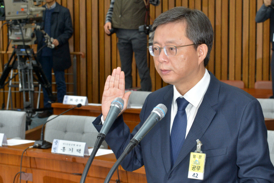 우병우 전 청와대 민정수석이 22일 오전 국회에서 열린 박근혜 정부의 최순실 등 민간인에 의한 국정농단 의혹사건 진상규명을 위한 국정조사 5차 청문회에서 증인 선서를 하고 있다. / 연합뉴스㎜