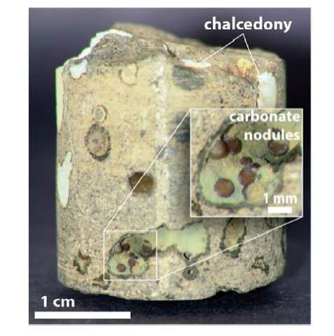 암석 표본에서 확인한 탄산염 광물. 지하 400~500m의 현무암에 묻은 뒤   2년 만에 암석화 된 것을 확인할 수 있다.
