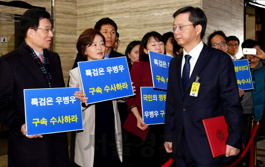 우병우 전 청와대 민정수석이 22일 오전 국회에서 열린 국정조사 5차 청문회에 참석하기 위해 입장하는 길에 더불어민주당 의원들이 ‘우병우 구속수사하라’는 피켓을 들고 시위를 벌이고 있다.    /이호재기자