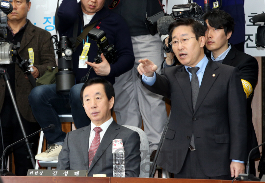 22일 오전 국회 본청에서 열린 ‘박근혜 정부의 최순실 등 민간인에 의한 국정농단 의혹 사건 진상규명을 위한 국정조사특별위원회’ 청문회에서 박범계(오른쪽) 더불어민주당 의원이 우병우 증인과 다른 참고인의 자리를 함께 배치한 것에 항의하고 있다.  /이호재기자