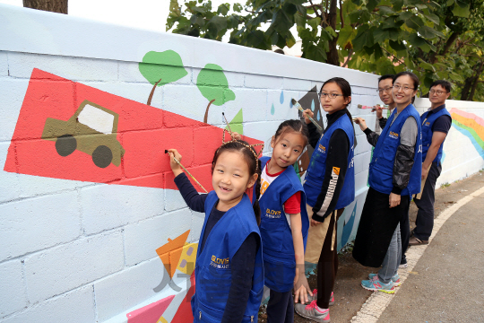 현대글로비스 직원과 가족들이 지난 8일 경기도 평택 오성중학교에서 학생들과 함께 ‘안전공감 벽화 그리기’ 활동을 하고 있다. /사진제공=현대글로비스