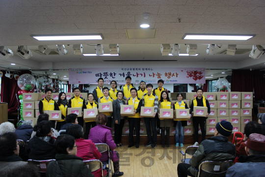 여신금융협회 임직원들이 22일 서울시 양천구 신월어르신복지센터에서 무료 급식 자원봉사를 하고 기념촬영을 하고 있다. /사진제공=여신금융협회