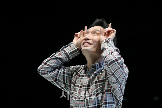 배우 전병욱이 22일 열린 연극 ‘인간’ 프레스콜에서 장면을 시연하고 있다.