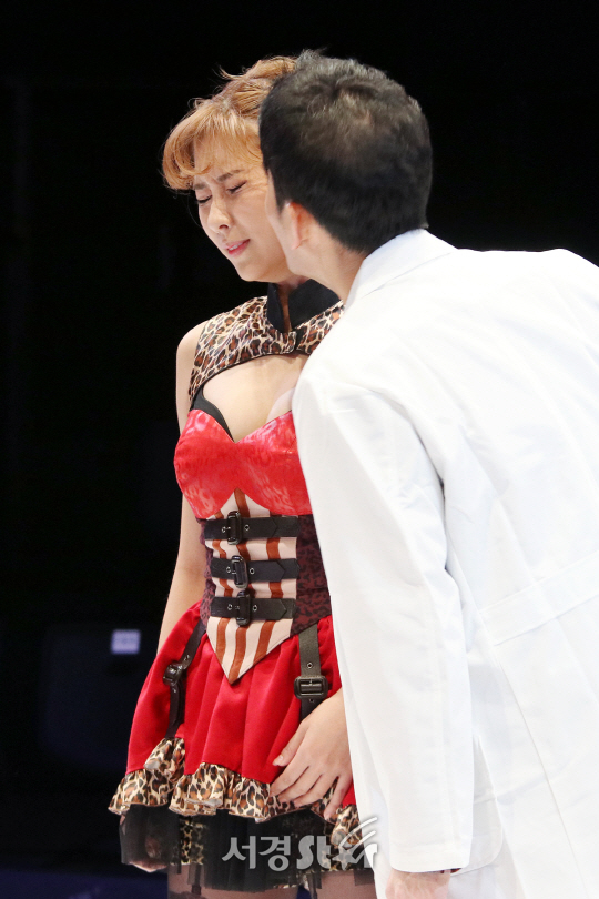 배우 스테파니와 전병욱이 22일 열린 연극 ‘인간’ 프레스콜에서 장면을 시연하고 있다.