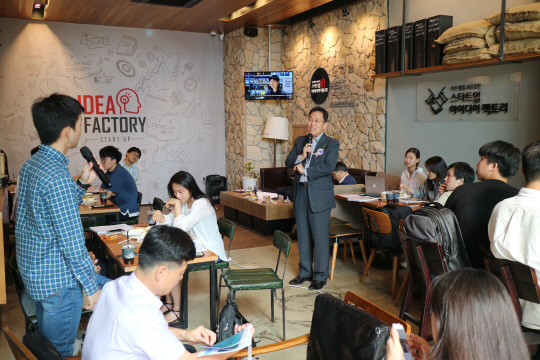 조홍근 부산창조경제혁신센터장이 ‘엔젤 스타트업 아이디어 팩토리’에서 창업기업 관계자들과 이야기를 나누며 개선방안을 논의하고 있다. /사진제공=부산창조경제혁신센터