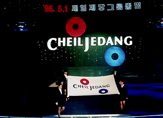 1996년 5월1일 서울 잠실종합운동장 펜싱경기장에서 열린 ‘제일제당그룹 출범식’에서 제일제당 직원들이 새 기업이미지(CI)를 소개하고 있다. /사진제공=CJ